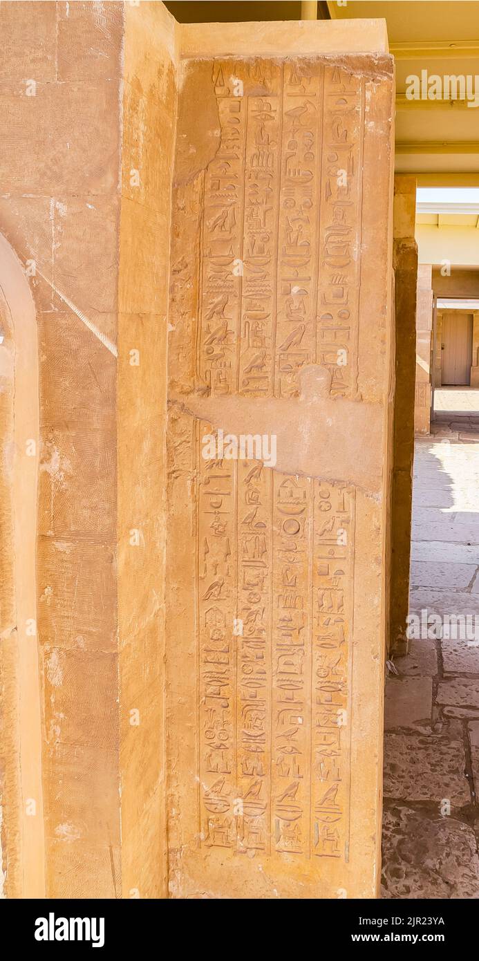 Egitto, Saqqara, tomba di Horemheb, stanza della statua, testo geroglifico sullo stipite della porta. Foto Stock