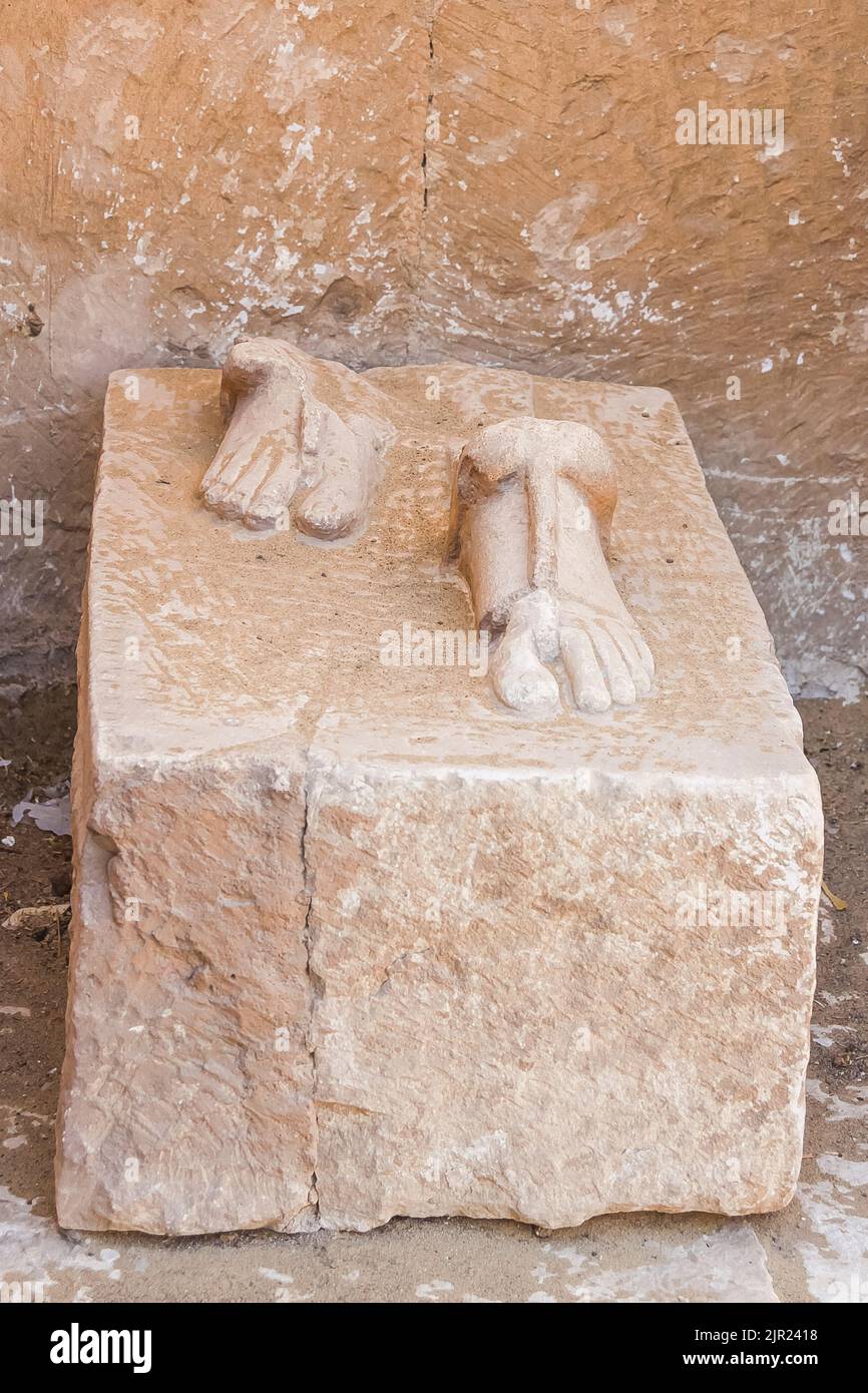 Egitto, Saqqara, tomba di Horemheb, stanza della statua, calza della statua, con solo piedi rimanenti. Foto Stock