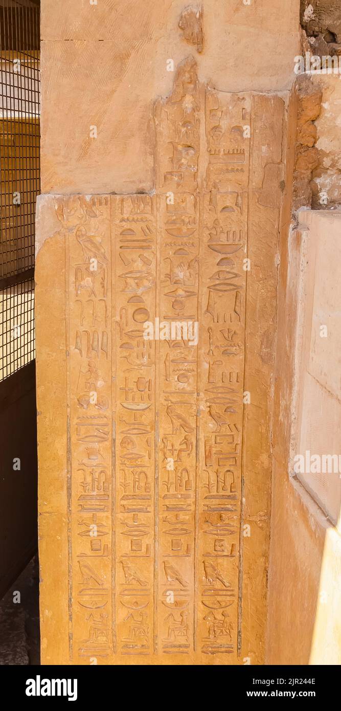 Egitto, Saqqara, tomba di Horemheb, stanza della statua, testo geroglifico sullo stipite della porta. Foto Stock