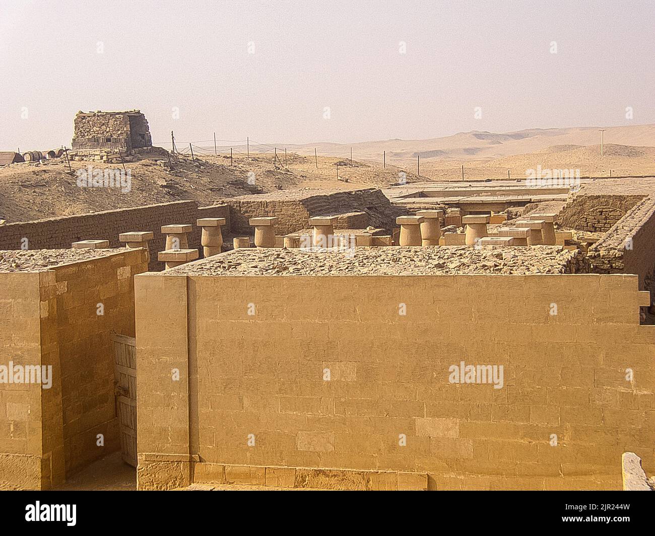 Egypte, Saqqara vicino al Cairo, nuovo regno tomba di Horemheb, secondo pilone e seconda corte, con colonne. Foto Stock