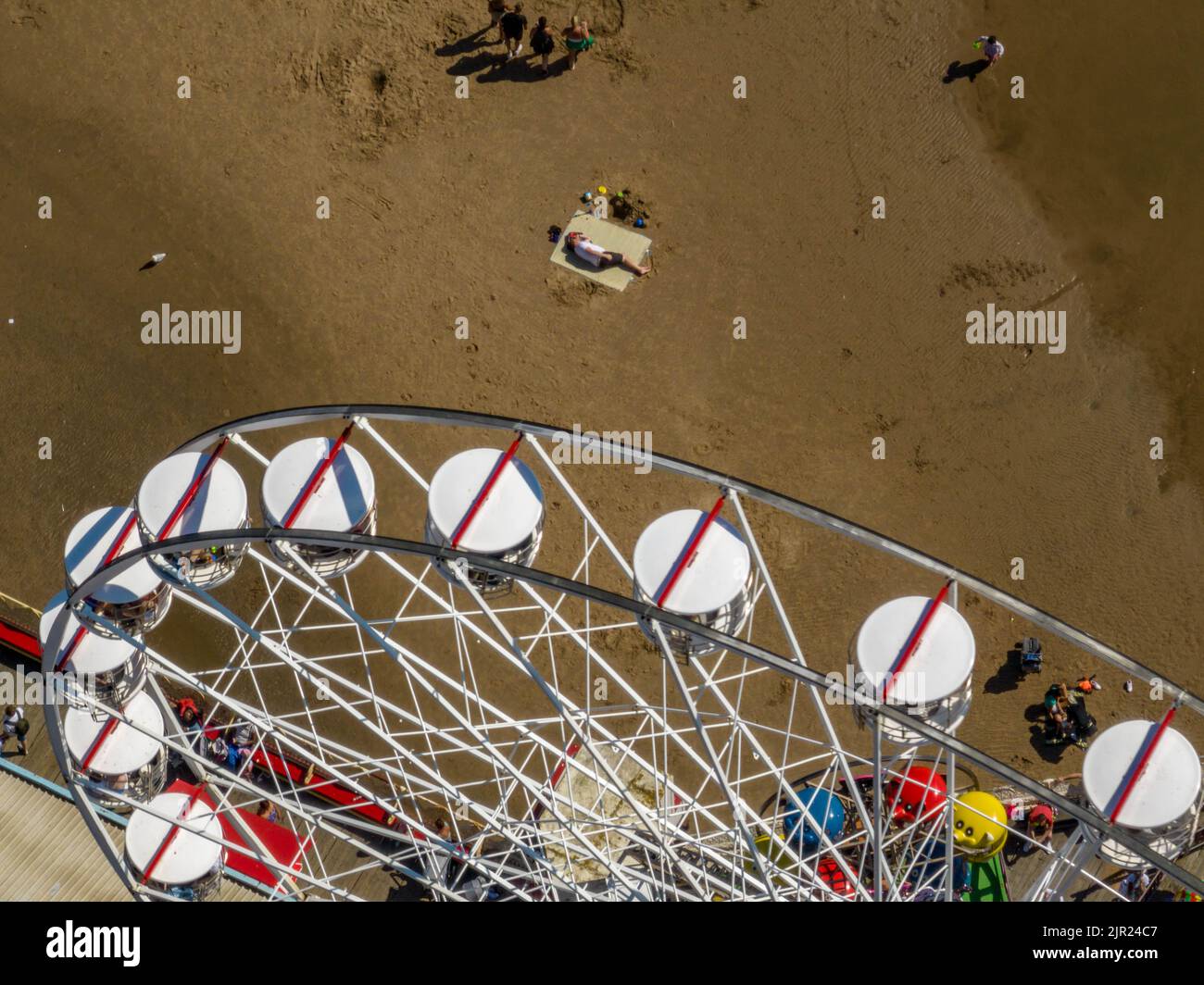 Persone che si posa su Beech a Blackpool godendo il Heatwave con la famiglia Foto Stock