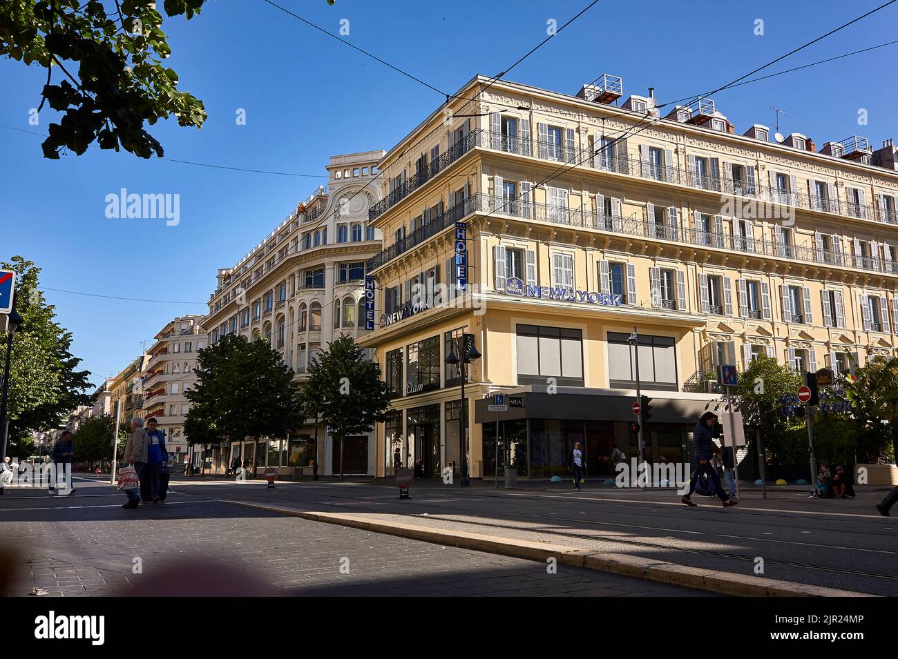 Nizza, Francia 20 agosto 2022: Bella vista sulla strada in una giornata di sole Foto Stock