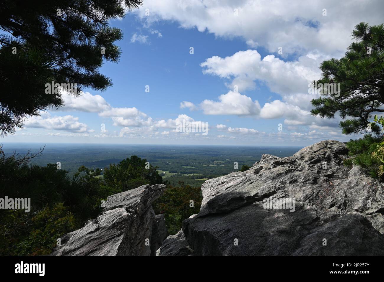 Si affaccia a sud sulla regione del Piemonte del North Carolina dallo sperone roccioso presso il Wolf Rock Overlook nell'Hanging Rock state Park. Foto Stock