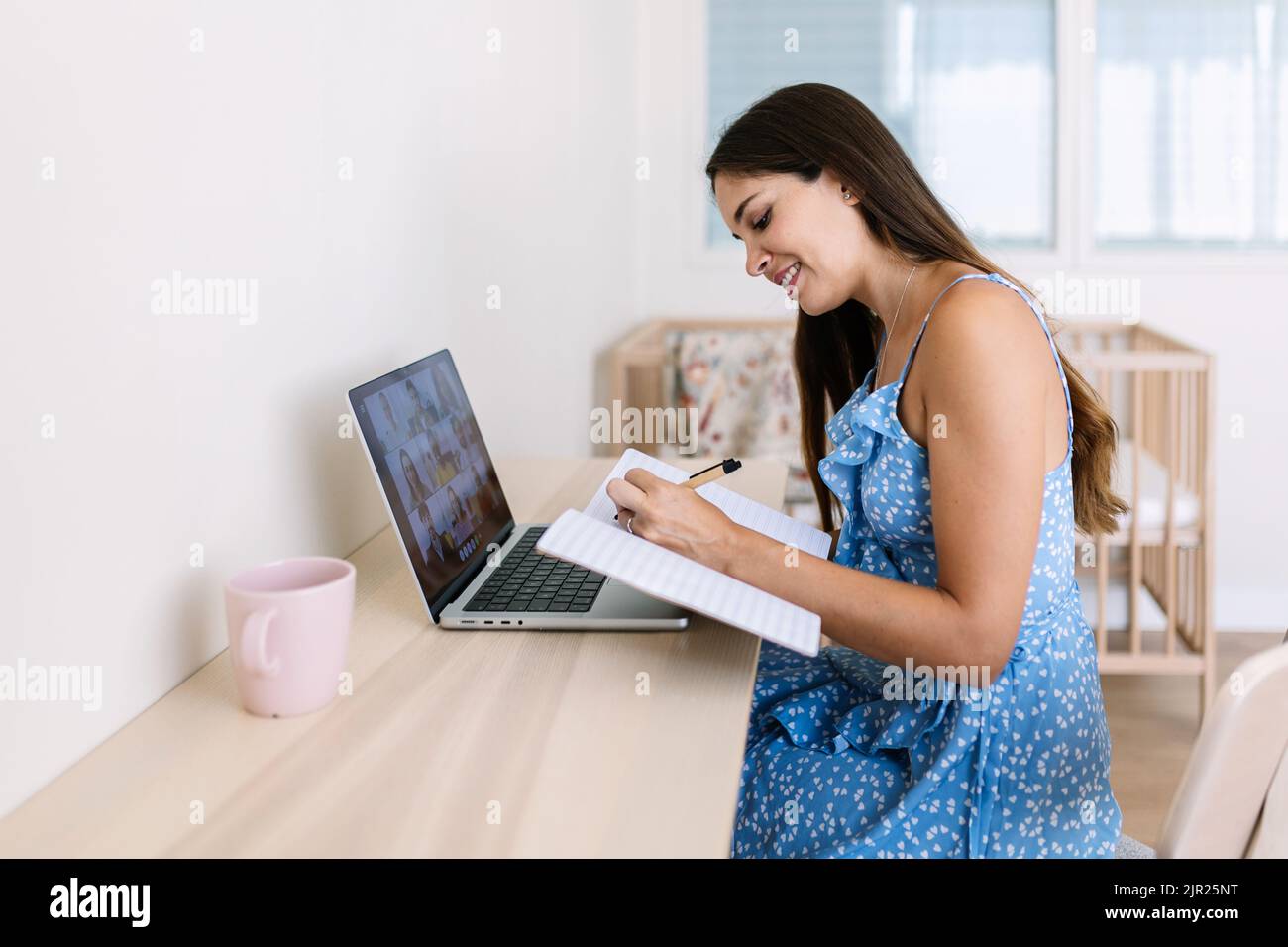 Allegra giovane studentessa adulta che fa una videochiamata sul computer portatile Foto Stock