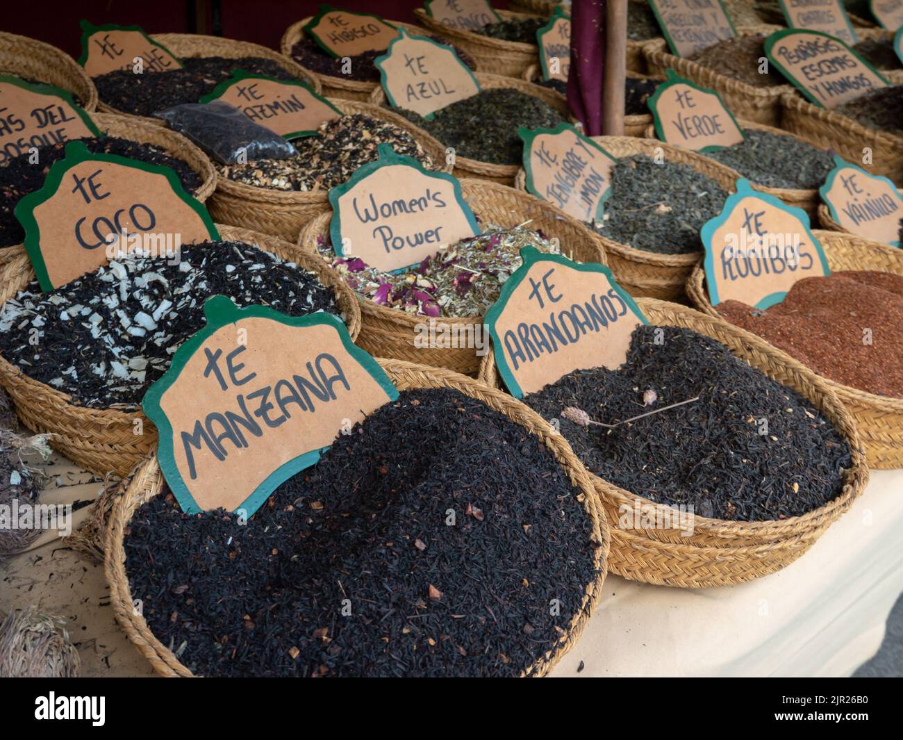 MONDONEDO, SPAGNA - 14 AGOSTO 2022: Miscele di tè nei cestini con etichette spagnole presso il bancone della fiera medievale nel centro storico di Mondonedo, Lugo, Galici Foto Stock