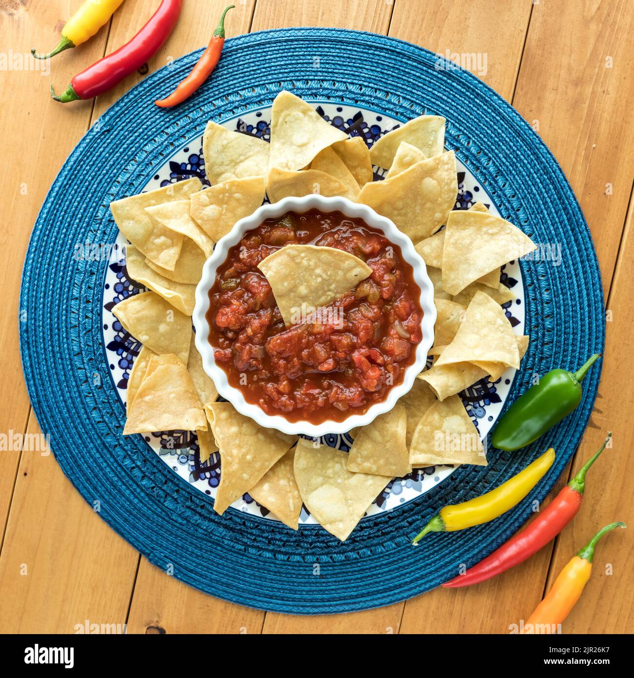 Patatine di tortilla autentiche e salsa gourmet fresca con peperoncino. Foto Stock