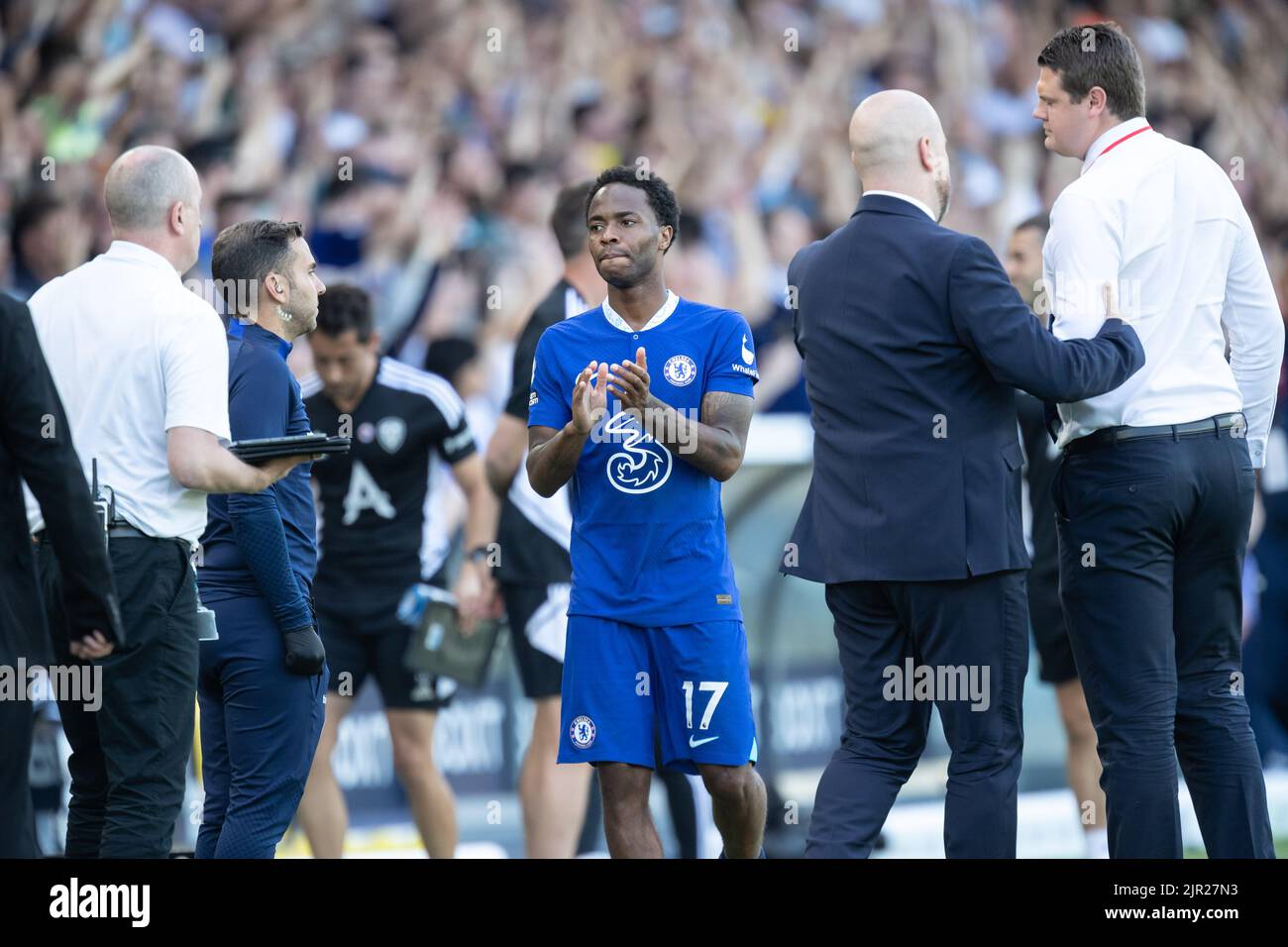 Una sterlina Raheem Sterling #17 di Chelsea si aggrappa alle mani e applaude i sostenitori a tempo pieno dopo aver perso a Leeds 3-0 Foto Stock