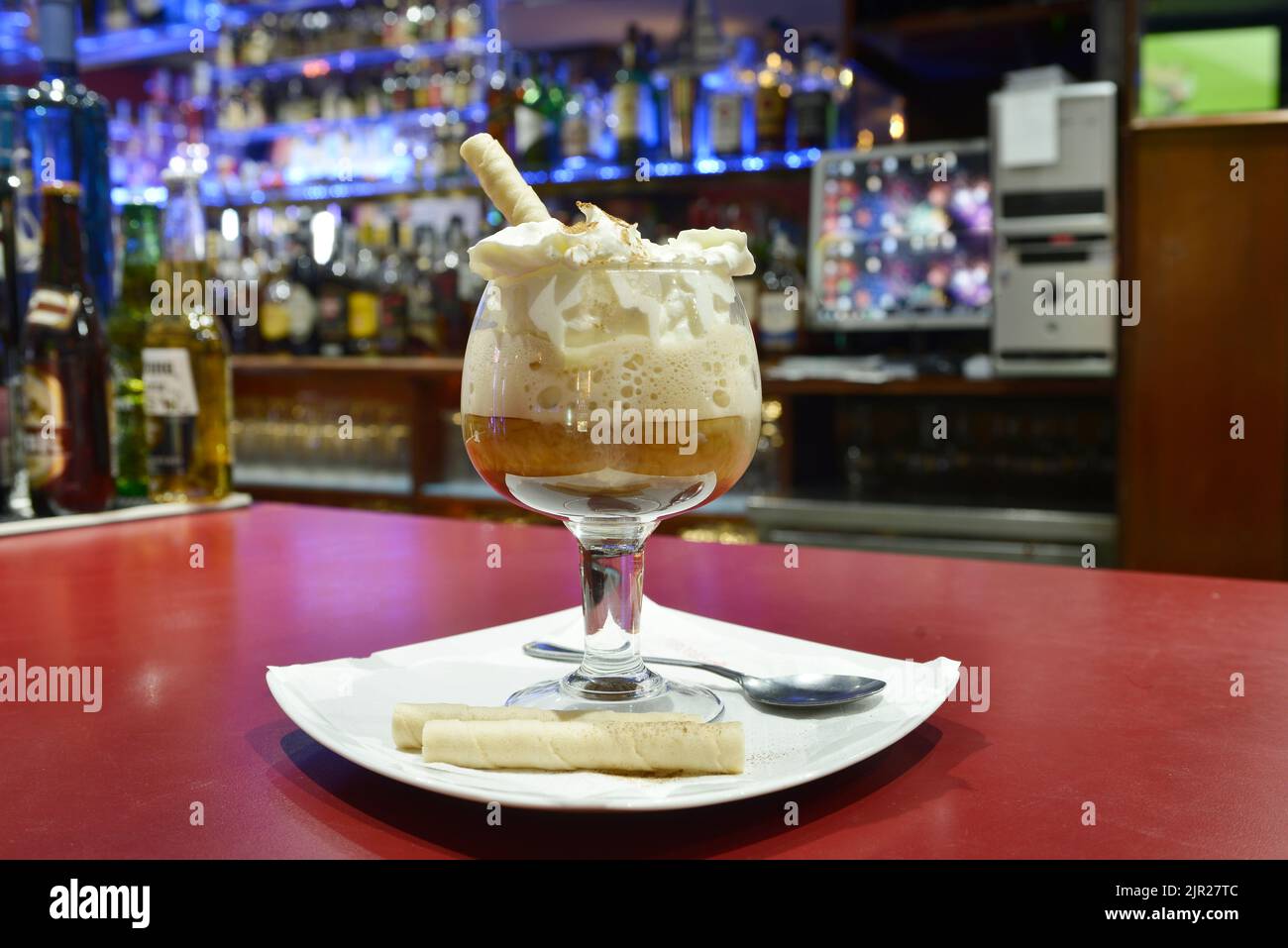 Il caffè irlandese è un cocktail composto dalla miscela di whisky irlandese, un cucchiaio di zucchero, caffè e infine è coperto da due centimetri di Foto Stock