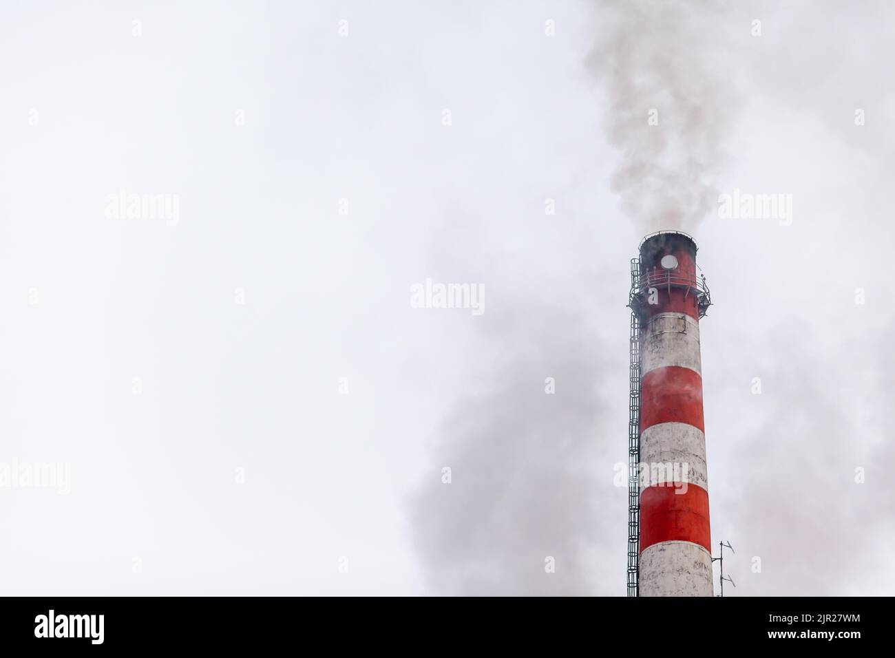 Fumo bianco spesso dal camino del locale caldaia. Zona industriale. Foto Stock