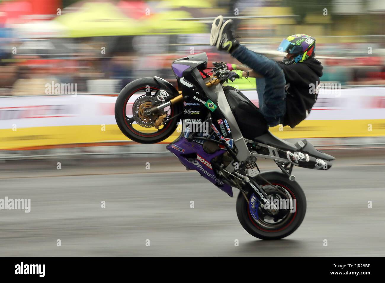 Ostrava, Repubblica Ceca. 21st ago, 2022. La serata di spettacolo l'ultimo giorno del concorso internazionale di stunt W-tec Czech Stunt Days a Ostrava, Repubblica Ceca, 21 agosto 2022. Credit: Petr Sznapka/CTK Photo/Alamy Live News Foto Stock