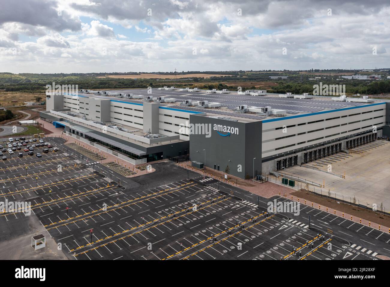 LEEDS, REGNO UNITO - 19 AGOSTO 2022. Vista aerea di un grande magazzino di distribuzione Amazon prime al Gateway 45 vicino all'autostrada M1 a Leeds, Regno Unito Foto Stock