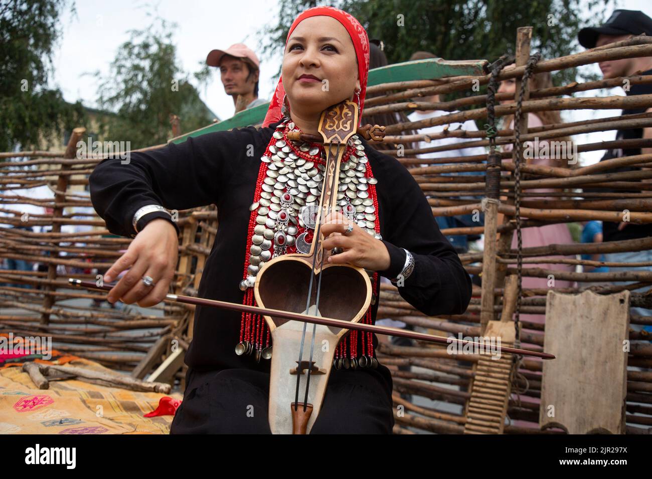 Mosca, Russia. 21st agosto 2022. Il musicista Baskir suona uno strumento popolare Kobyz presso il V Festival della Società geografica Russa nel Parco Zaryadye nel centro di Mosca, Russia Foto Stock