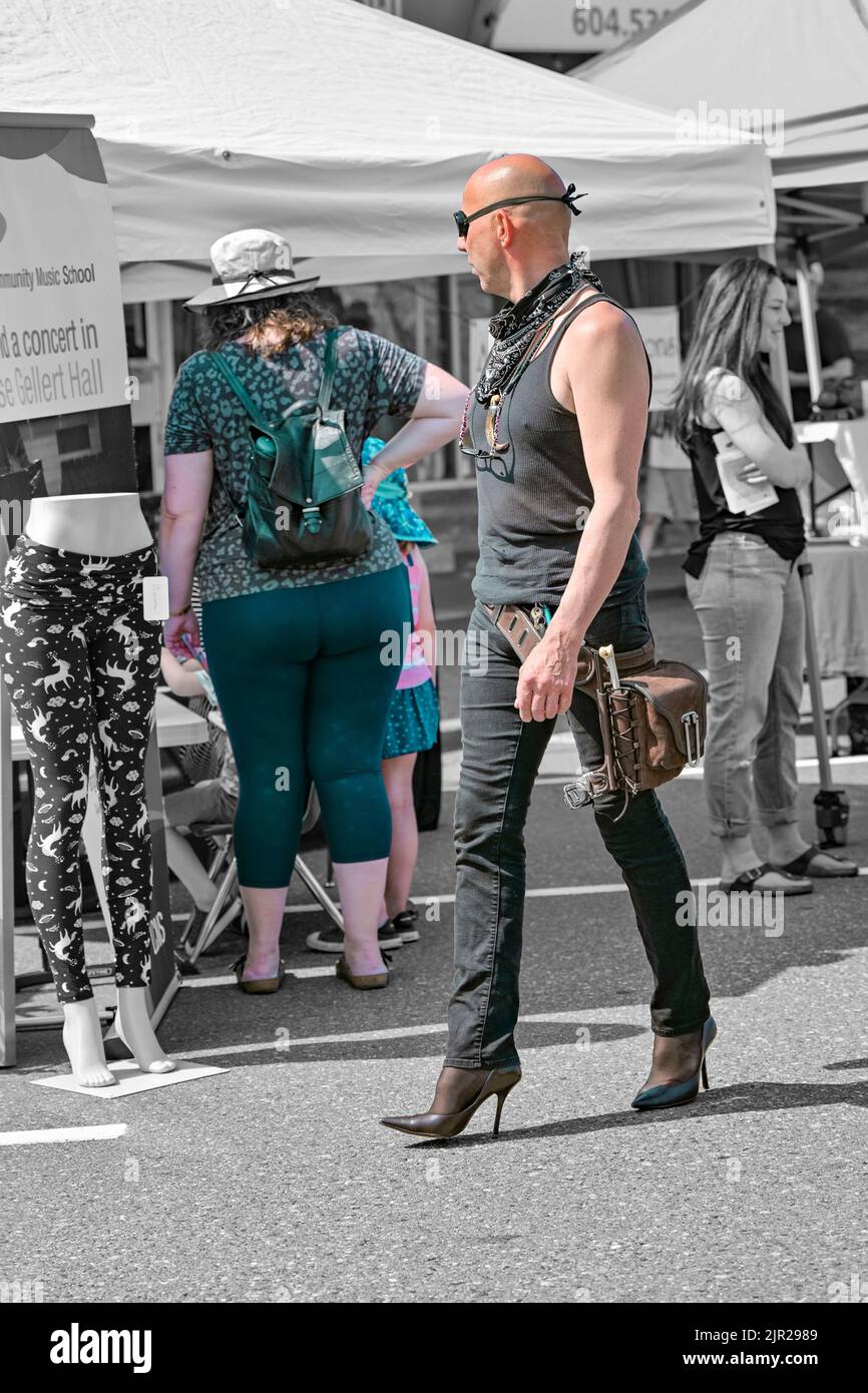 Uomo che indossa una custodia in pelle e uno stile da donna, scarpe con tacco alto, Arts Alive Festival, Downtown Langley, British Columbia, Canada Foto Stock