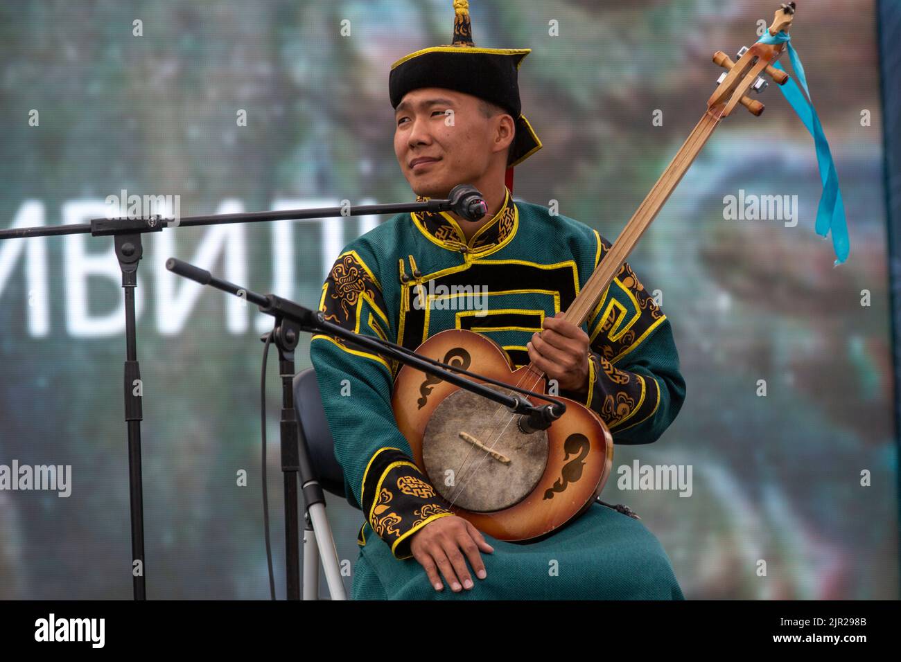 Mosca, Russia. 19th agosto 2022. Il musicista Tuvan suona uno strumento folk Chanzy nel sito del V Festival della Società geografica Russa nel Parco Zaryadye nel centro di Mosca, Russia Foto Stock