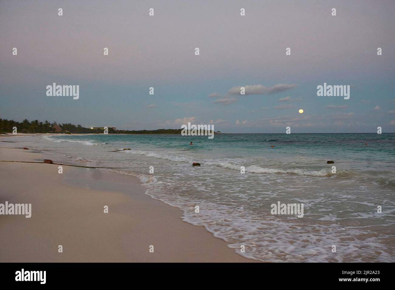Xpu-ha spiaggia durante il tramonto. Vista grandangolare. Foto Stock
