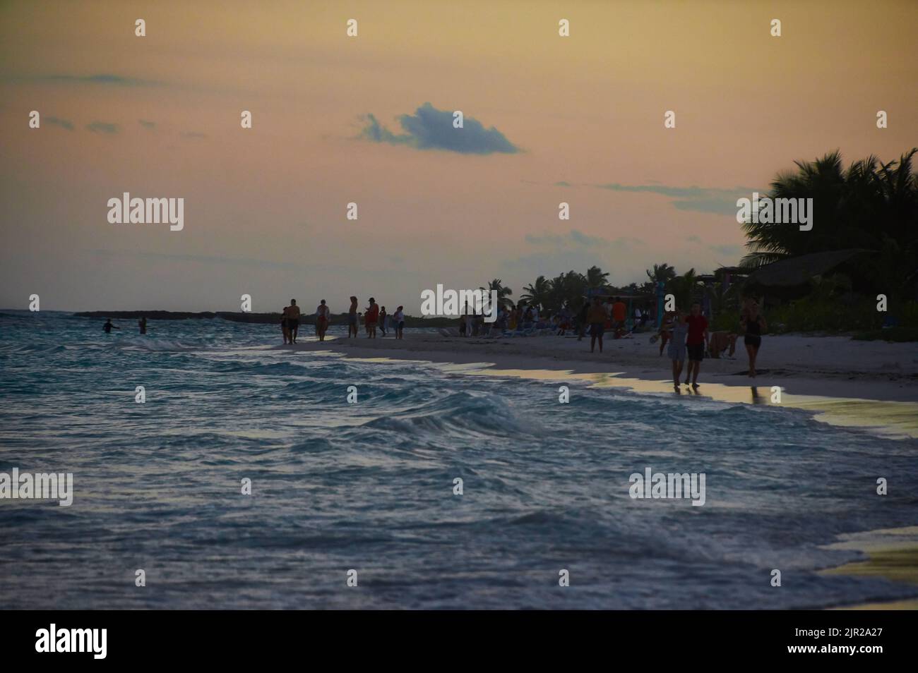 Vista al crepuscolo di un scorcio della spiaggia di xpu-ha a messico bagnanti al crepuscolo. Foto Stock