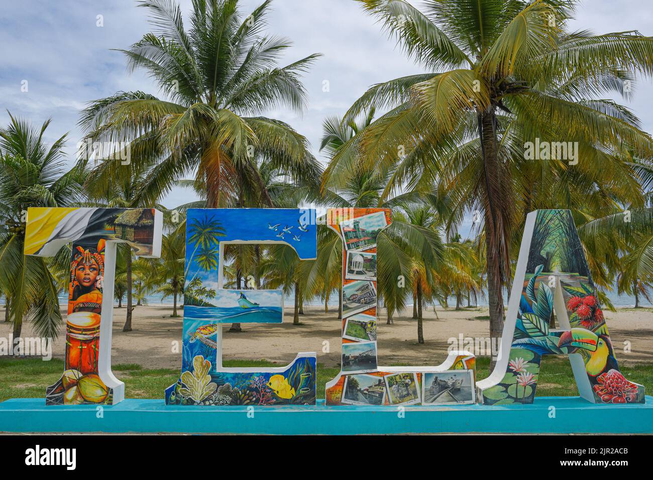 Best Beach situato su Un'isola tropicale con alberi di cocco arcobaleno Foto Stock