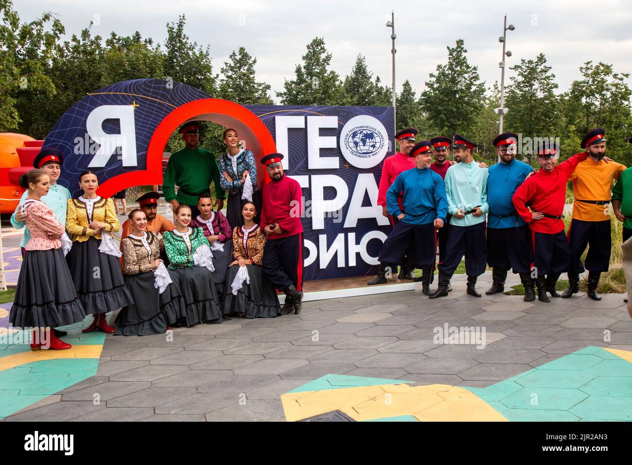 Mosca, Russia. 19th agosto 2022. Un segno che legge 'i love Geography' è visto durante il 5th Russian Geographical Society Festival al Parco Zaryadye nel centro di Mosca, Russia Foto Stock