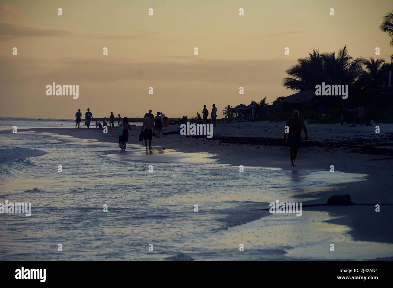 Vista al crepuscolo di un scorcio della spiaggia di xpu-ha iin bagnanti messico al crepuscolo. Foto Stock
