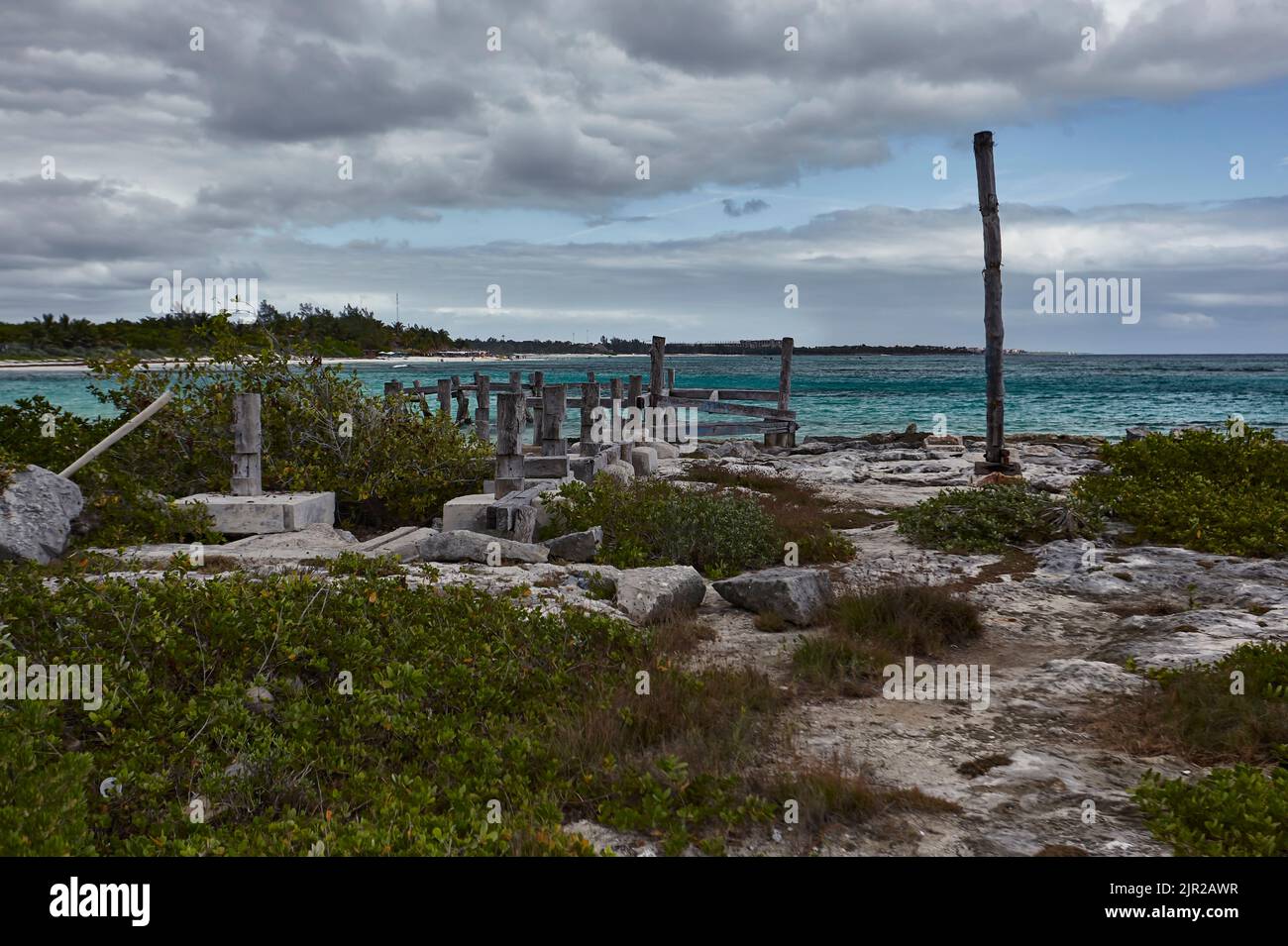 Vecchio molo abbandonato e distrutto dal tempo e il Meteo sulla spiaggia di Xpu-ha Foto Stock