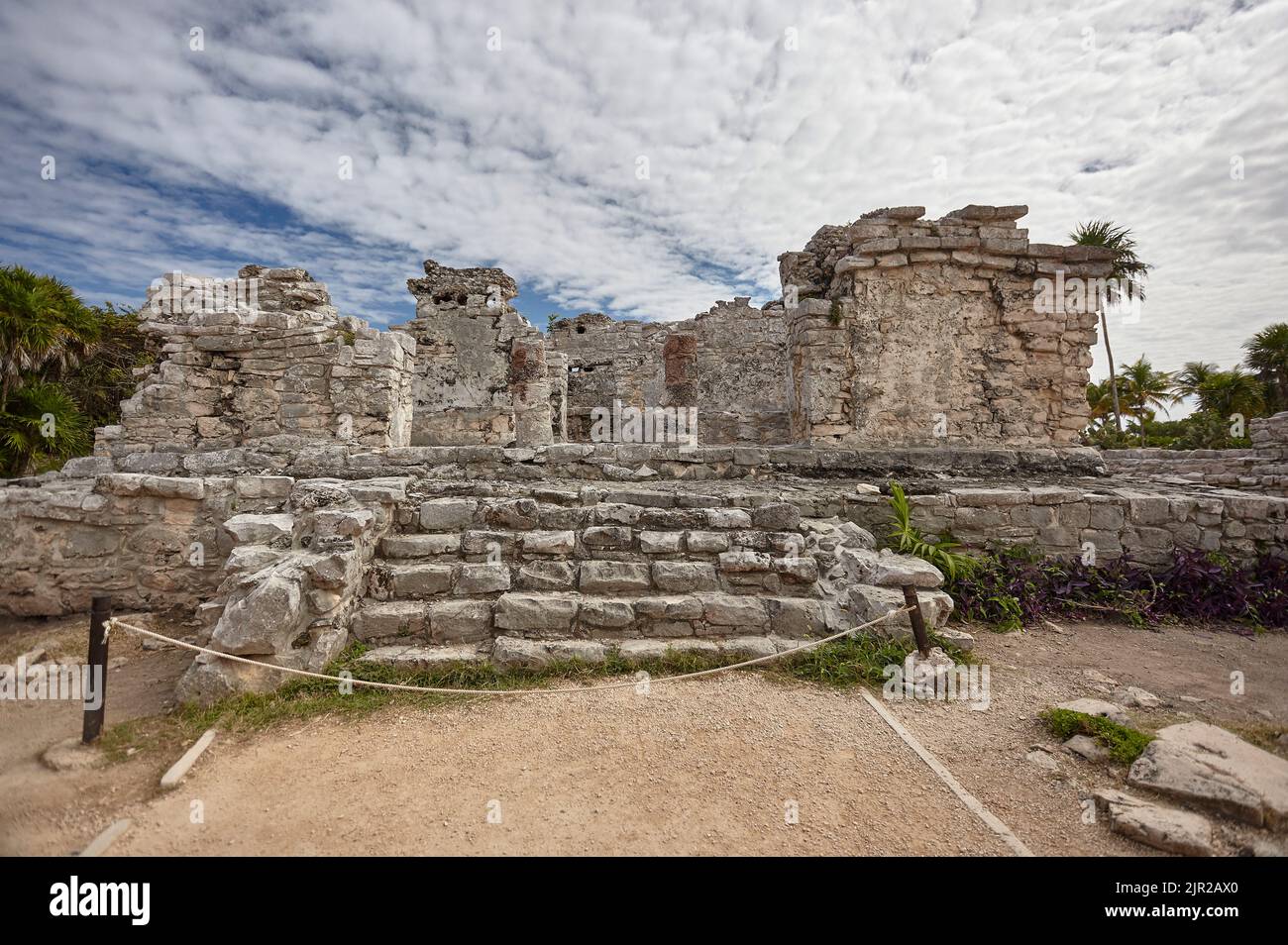 Vista frontale di un tempio maya a tulum ruinas. Foto Stock