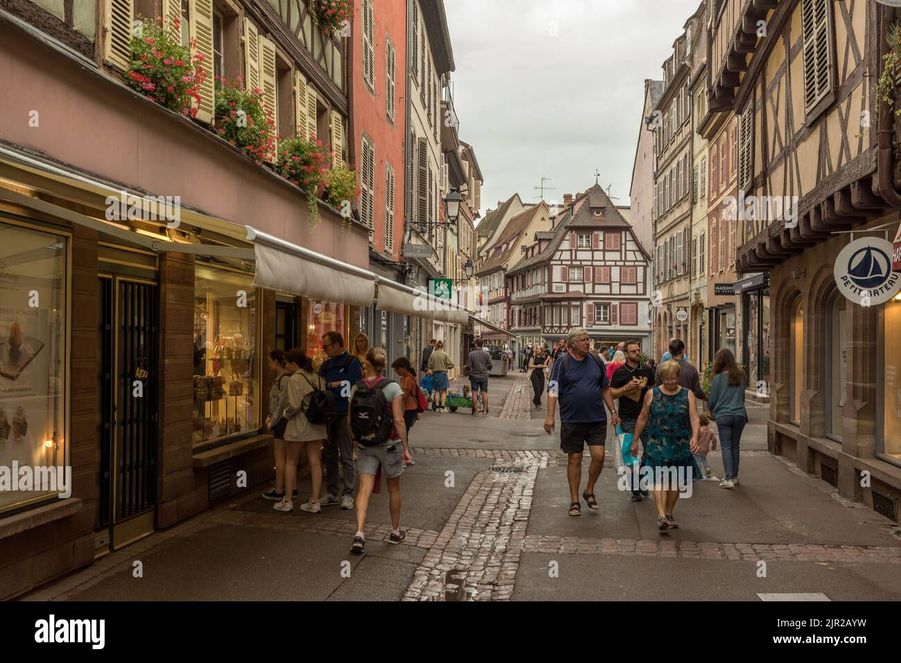 Persone in una strada pedonale nel centro storico di Colmar, Alsazia, Francia Foto Stock
