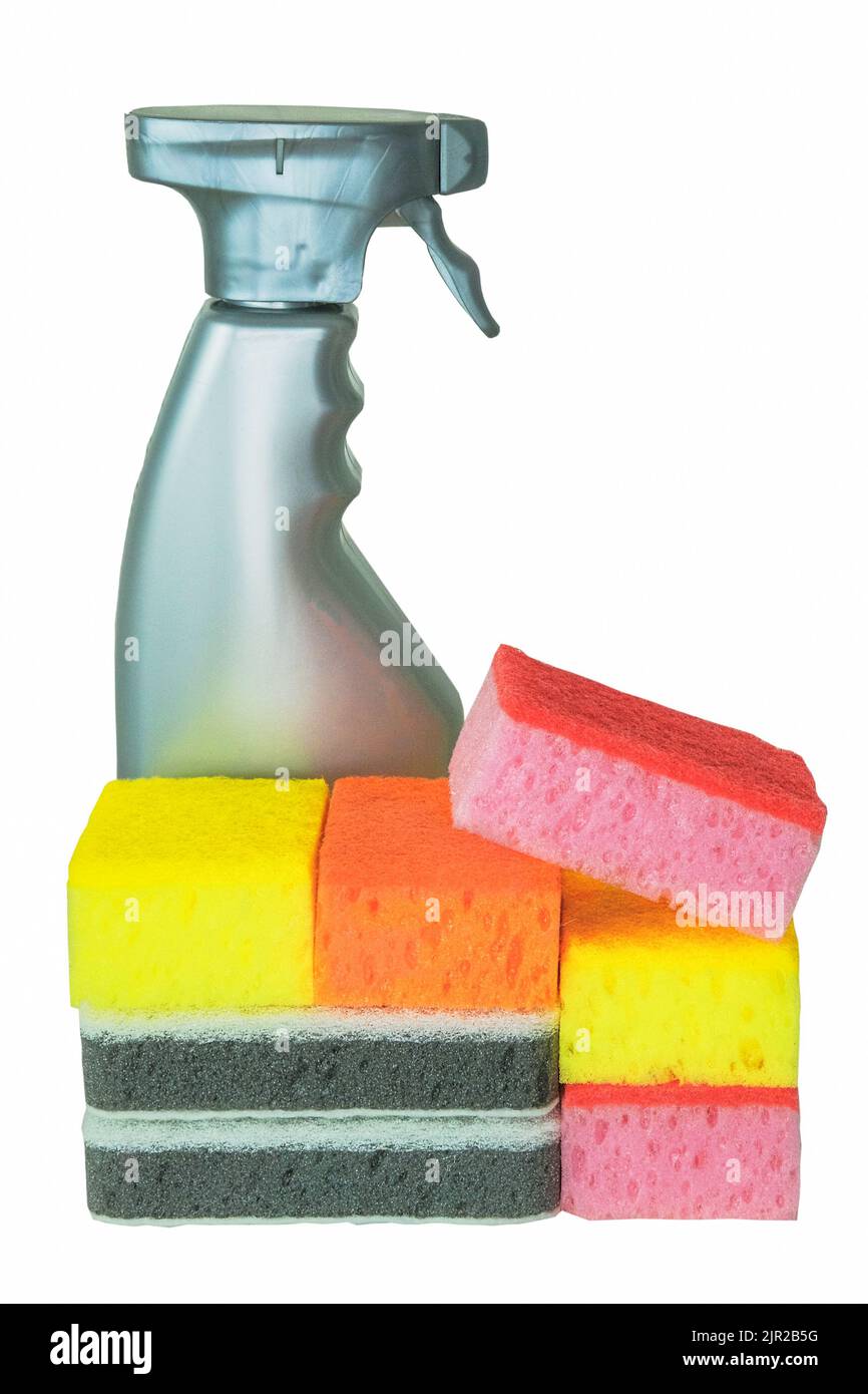 Impilare le spugne e il flacone per la pulizia con un detergente isolato su sfondo bianco. Concetto di servizio e accessori per la pulizia. Foto Stock