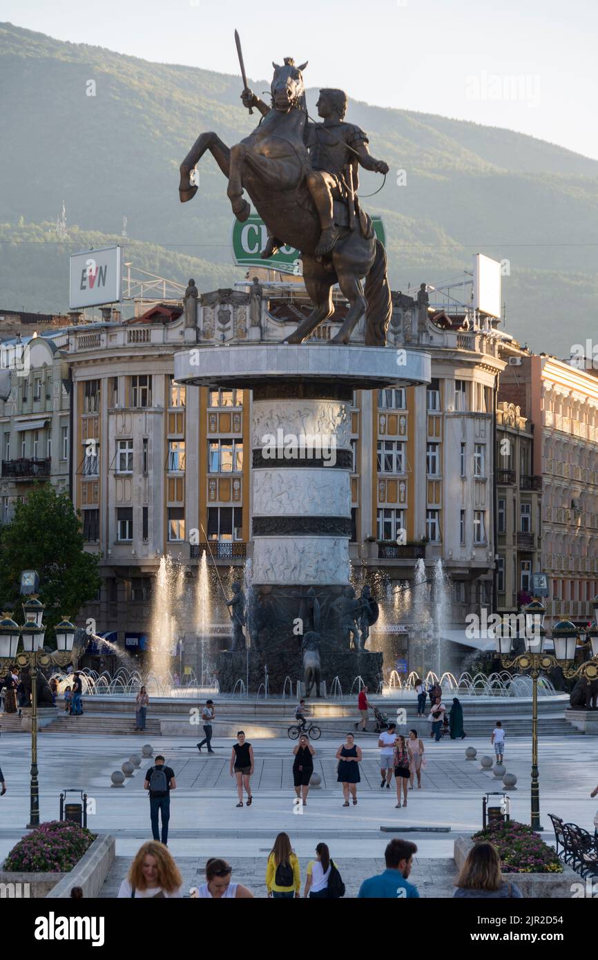 La con la Grecia contesta la statua gigante di Alessandro il Grande ( “guerriero equestre”) nella piazza “Macedonia” a Skopje, capitale della Macedonia settentrionale, Foto Stock