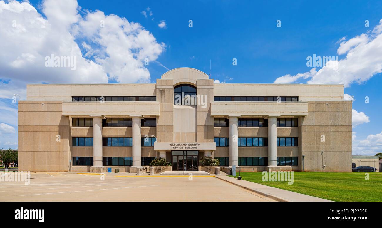 Vista dall'esterno soleggiata dell'edificio degli uffici della contea di Cleveland in Oklahoma Foto Stock