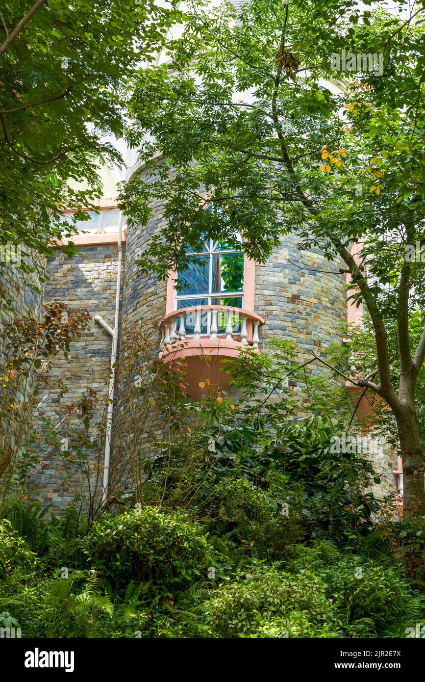 Edificio castello in stile europeo nella foresta nel parco Foto Stock