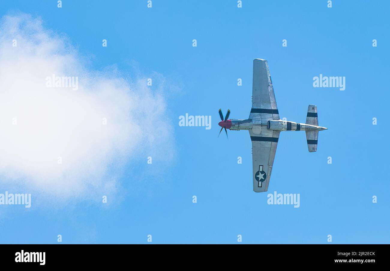 Un aereo da combattimento americano P-51 Mustang del WW2 vola oltre all'Eastbourne Airshow, nell'East Sussex, nel Regno Unito. Foto Stock