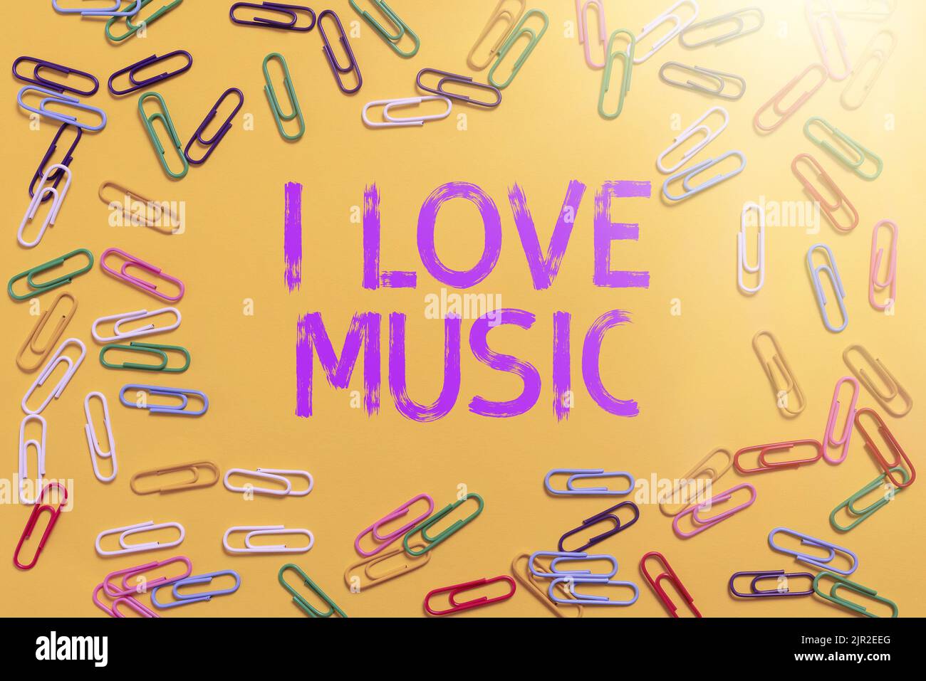 Testo che mostra ispirazione i Love Music. Concetto che significa avere affetto per i buoni suoni cantanti lirici musicisti clip colorate arrangiate in cerchio con Foto Stock