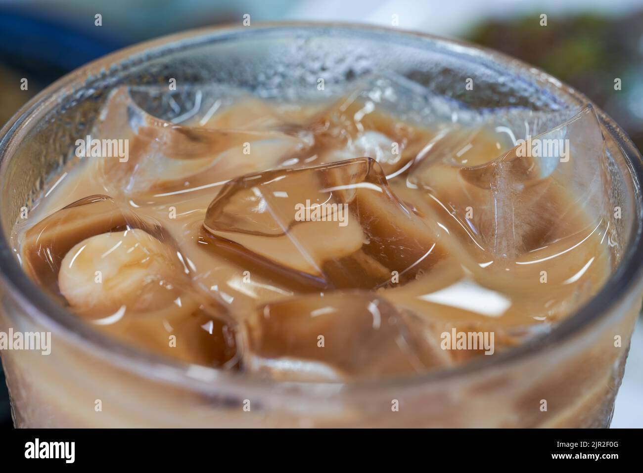 Una tazza di delizioso e fragrante tè al latte in stile Hong Kong ghiacciato Foto Stock