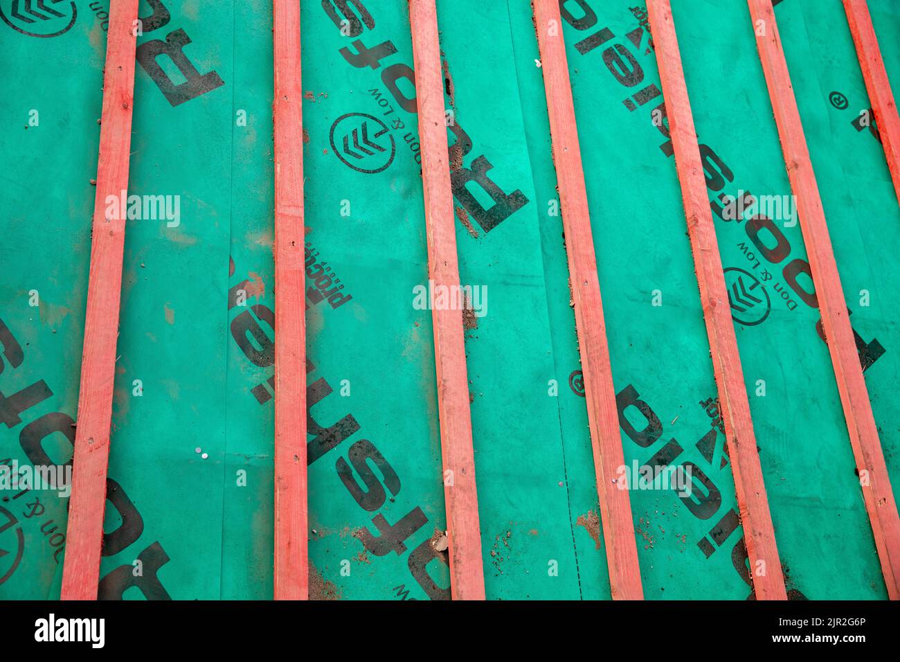 Un tetto senza titolo che mostra le travi in legno e copertura del tetto Foto Stock