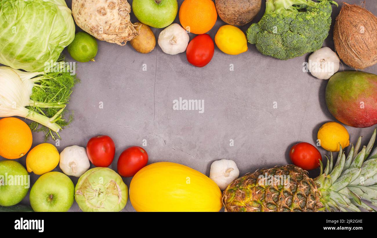 Cornice di vita sana con frutta e verdura biologica fresca su sfondo grigio scuro. Giacitura piatta Foto Stock