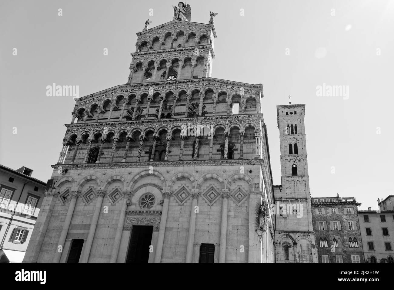 Basilica cattolica romana di San Michele in Foro . Lucca, Italia . Foto in bianco e nero Foto Stock