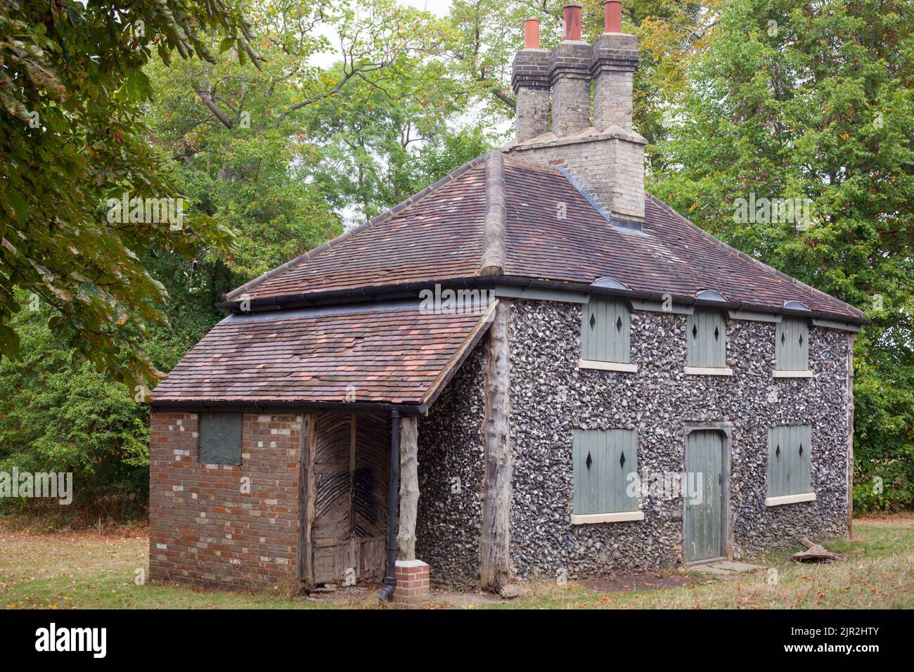 Parco di Hyland, Chelmsford, Essex, Gran Bretagna - 2022 agosto - Cottage di Flint in parco del patrimonio a Chelmsford. Foto Stock