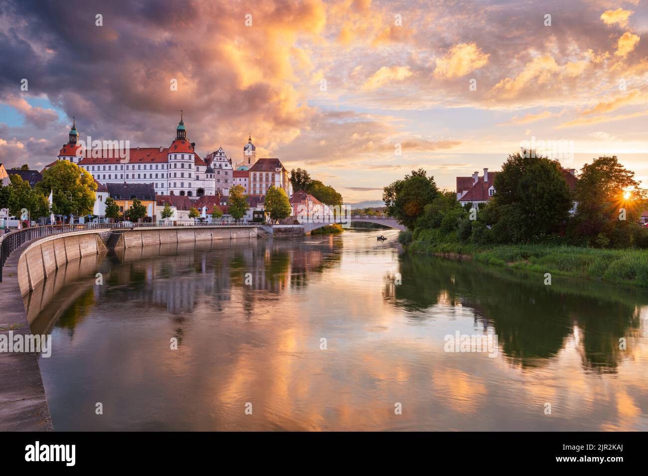 Neuburg an der Donau, Germania. Immagine del paesaggio urbano di Neuburg an der Donau, Germania al tramonto estivo. Foto Stock