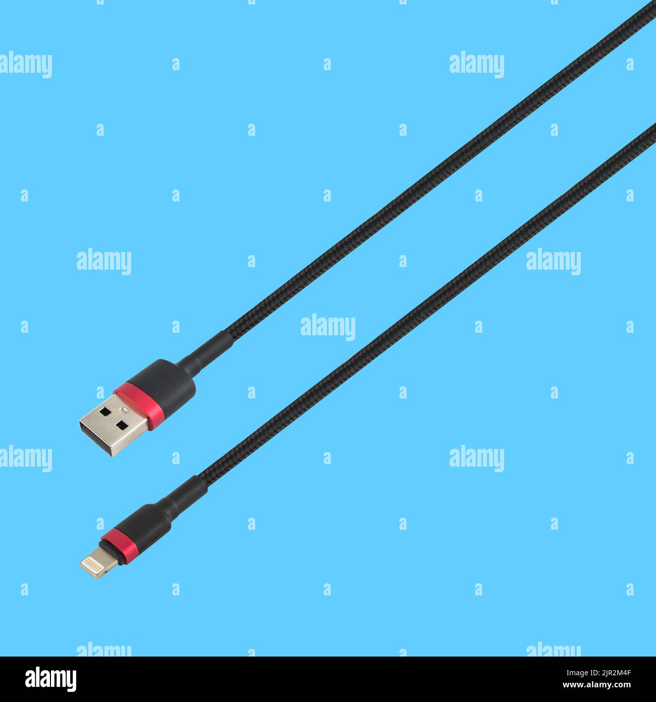 Cavo con connettore USB e Lightning, isolato su sfondo blu Foto Stock