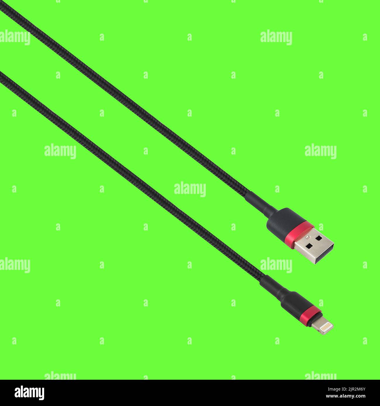 Cavo con connettore USB e Lightning, isolato su sfondo verde Foto Stock