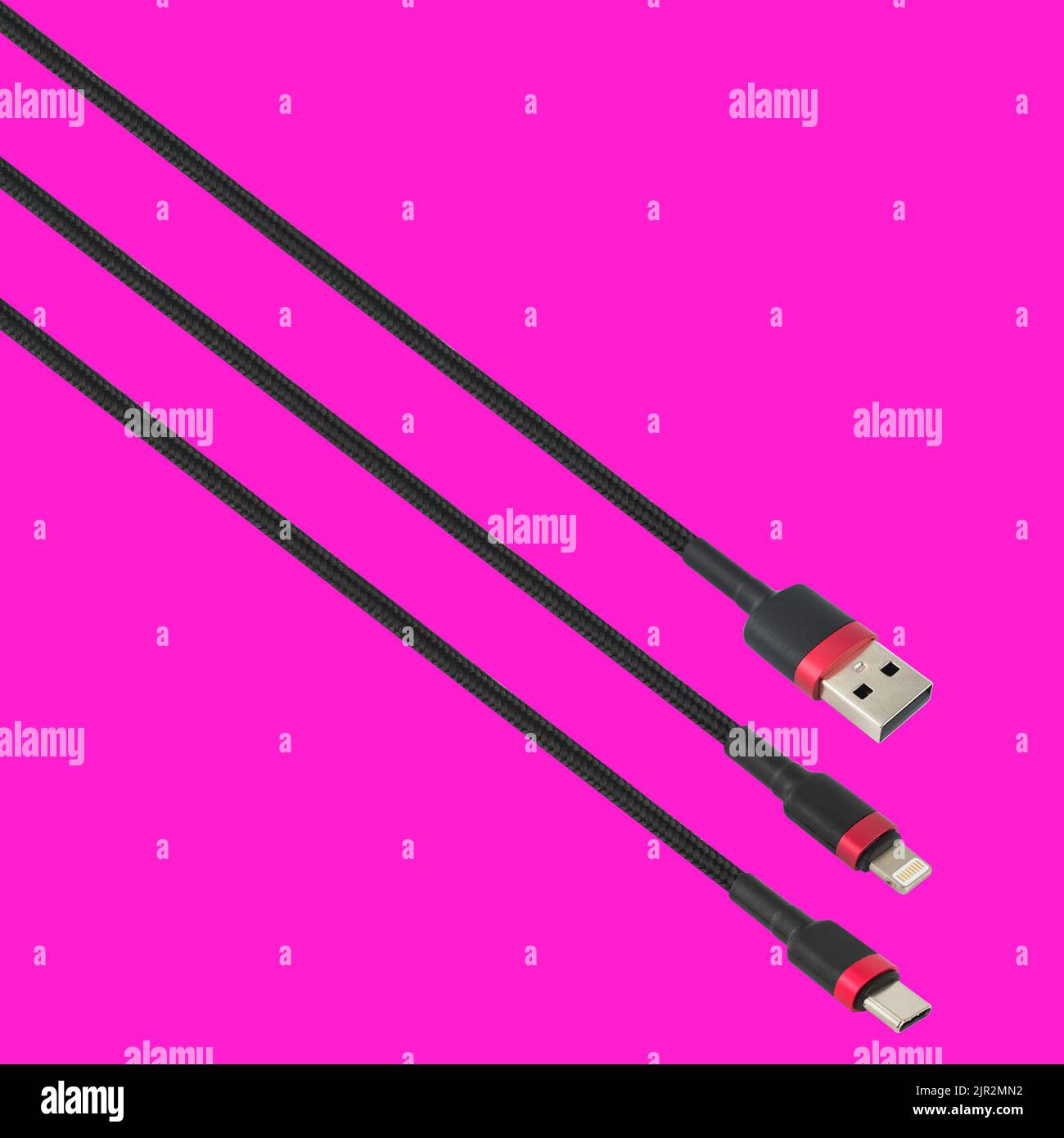 Cavo con connettore USB, tipo C e Lightning, isolato su sfondo rosso Foto Stock