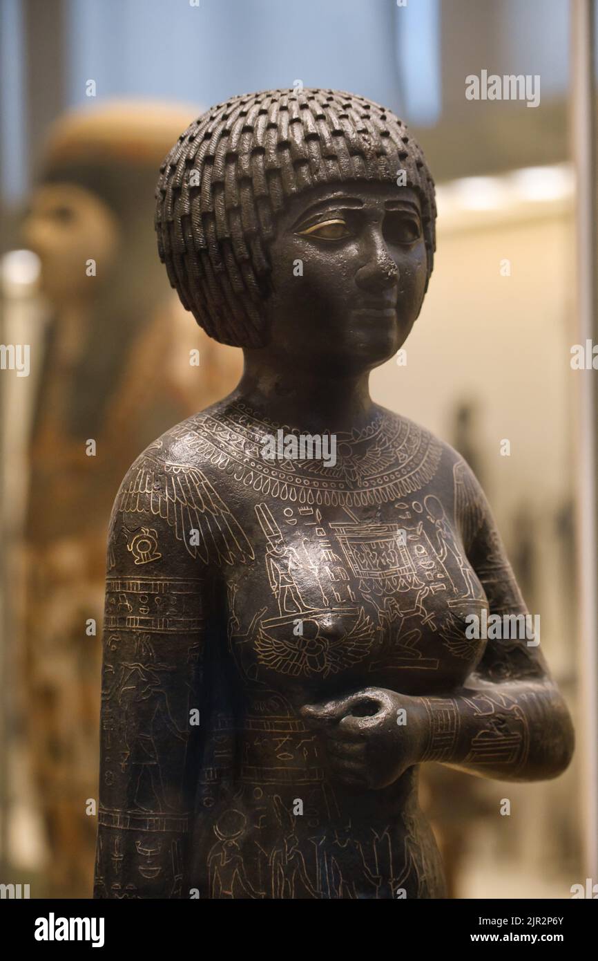 Statua in lega di rame pressofusa della principessa-priestessa Takushit all'interno del museo archeologico di Atene Foto Stock