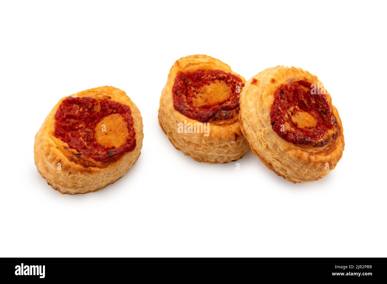 Pasta sfoglia al forno come piccole pizze isolate su bianco, percorso di ritaglio Foto Stock