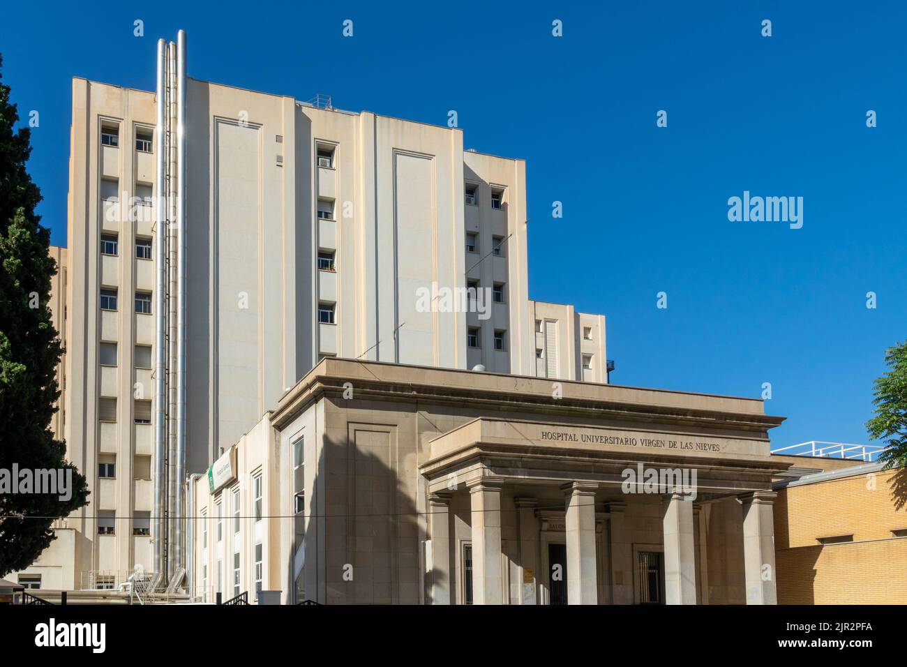 Granada, Spagna; 05 agosto 2022: Ingresso all'auditorium dell'ospedale generale del complesso universitario Virgen de las Nieves di Granada (Spagna) Foto Stock