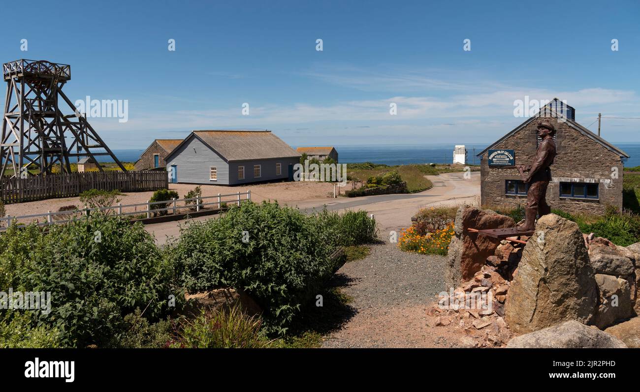 Pendeen, West Cornwall, Inghilterra, Regno Unito. 2022, statua di bronzo di un minatore di latta sulla strada di ingresso per la miniera di Geevor Tin a Pendeen, Regno Unito Foto Stock