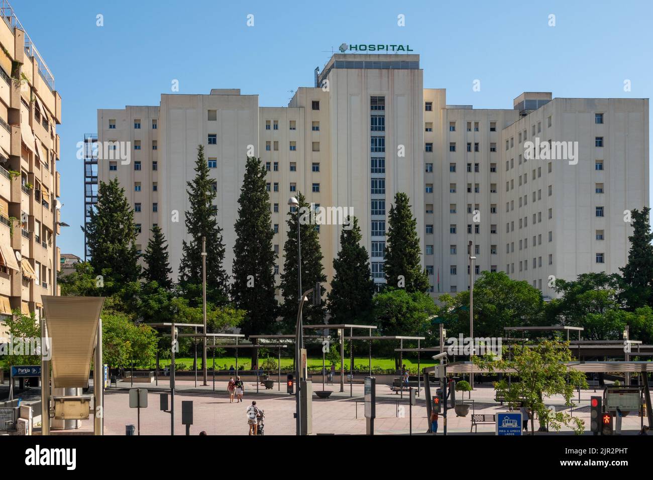 Granada, Spagna; Agosto-2022: Facciata principale dell'ospedale generale del complesso universitario Virgen de las Nieves a Granada (Spagna) in un'estate di sole Foto Stock