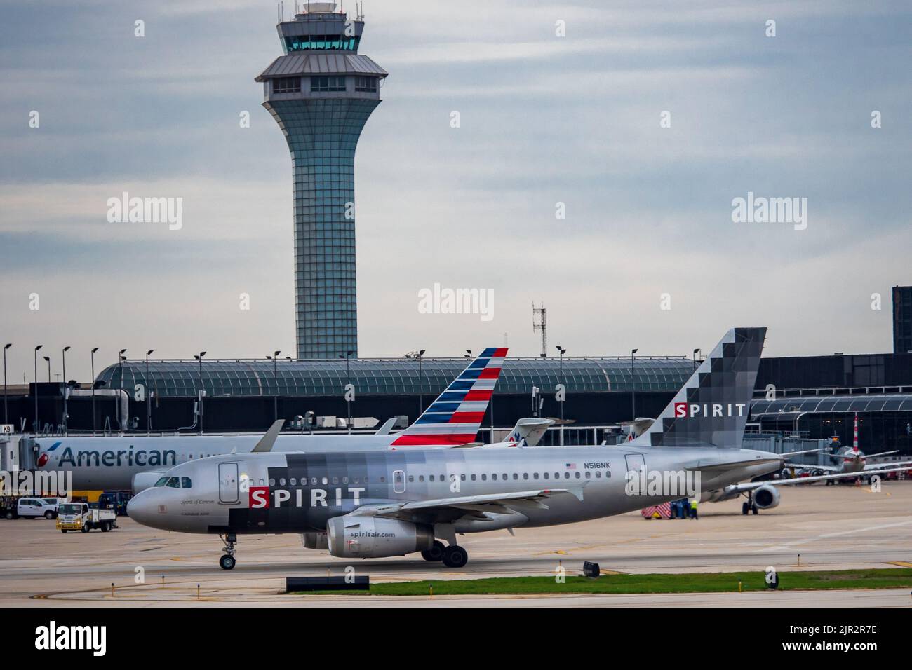 Spirit e American Airlines all'aeroporto JFK di New York Foto Stock