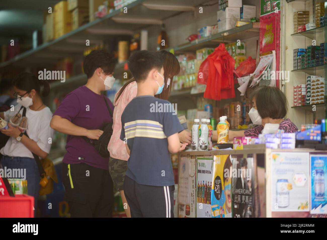 Un primo piano di persone che indossano maschere in un negozio di alimentari locale a Shek Kip Mei, Hong Kong Foto Stock
