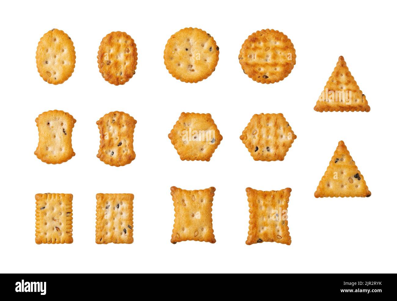 Varietà di cracker saltini isolato su sfondo bianco. Taglio di biscotti al sesamo di varie forme. Cracker salati con semi di sesamo bianchi e neri. Foto Stock