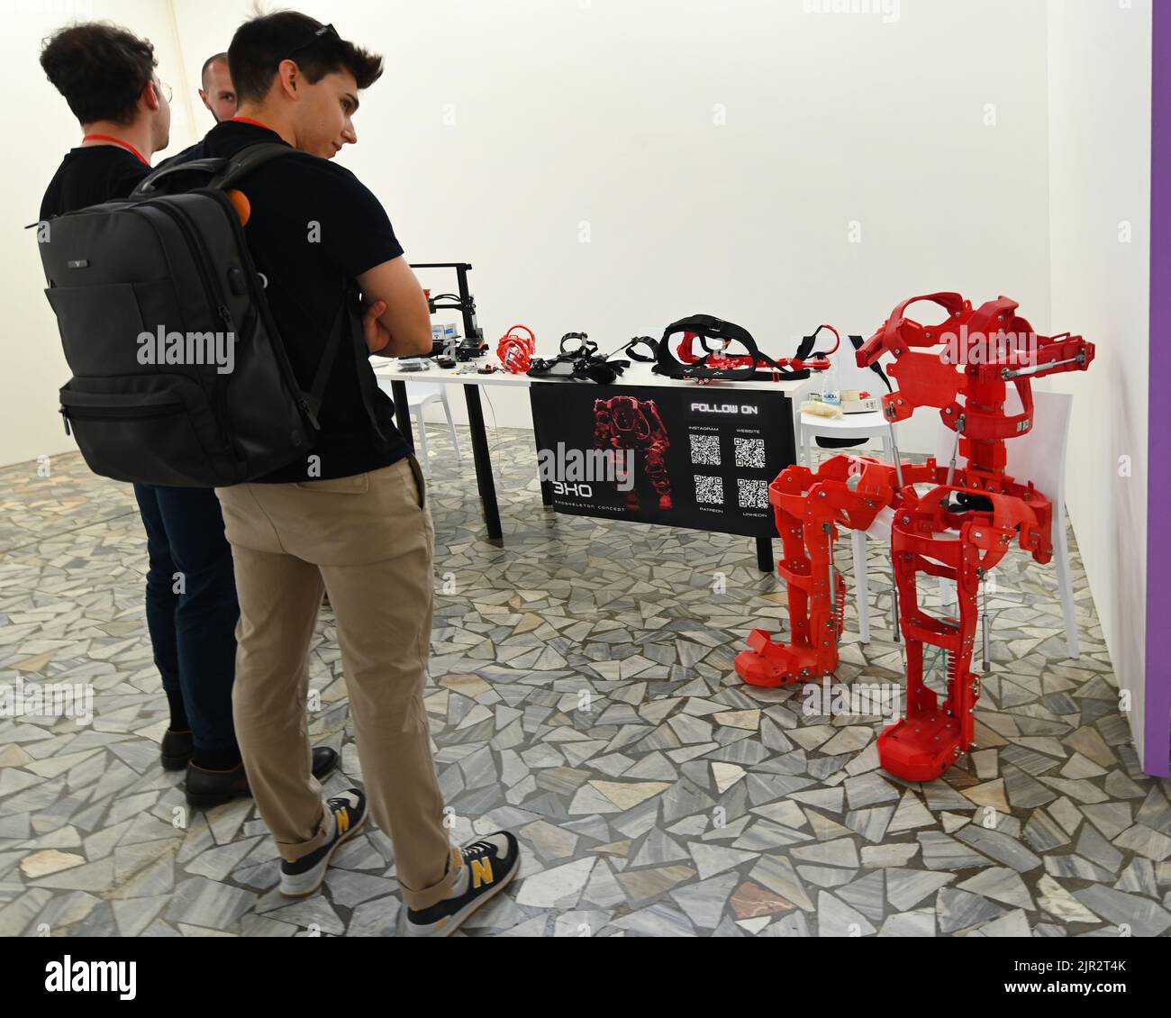 I visitatori che guardano al prototipo modulare esoscheletro stampato 3D Foto Stock